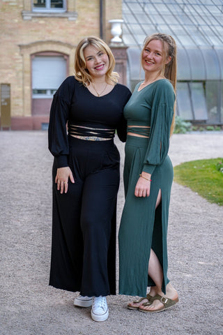 Nachhaltiger Damenpulli mit feiner Schnürung und Ärmelschlitzen