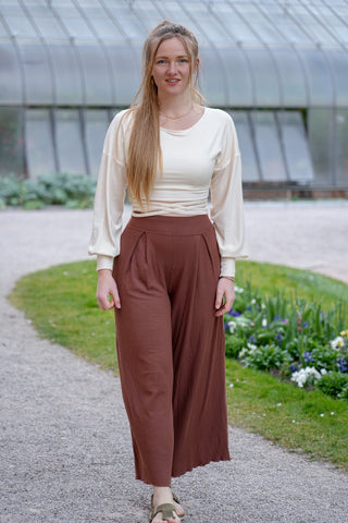 Weite Damenhose in warmem Braun aus fließendem Stoff