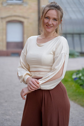 Nachhaltiger Crop-Pulli mit Schlitzen an den Ärmeln