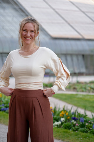 Luftige Stoffhose mit weitem Bein und Falten, die jeder Figur schmeicheln