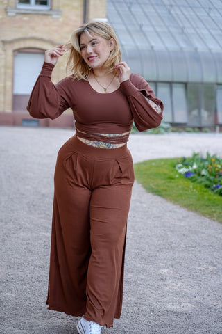 Luftige Damenhose in warmem Erdbraun mit weitem Bein und Schlitz
