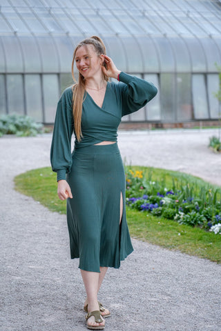 Fließender Rock mit Rüschensaum in tiefem Grünton