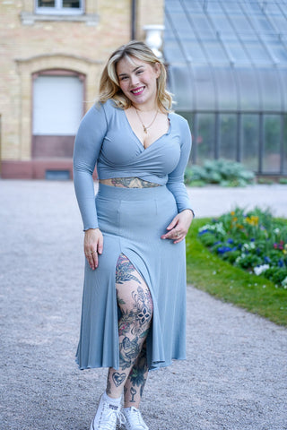 Nachhaltiger Damenpullover mit V-Ausschnitt und Rüschen