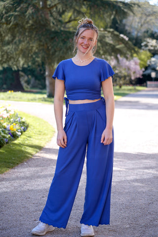 Nachhaltige Damenhose mit weitem Bein und Rüschensaum in einem tiefen Blau