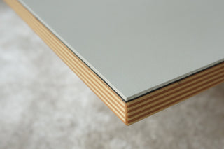 DEXTER – Höhenverstellbarer Schreibtisch | 73–123 cm | Multiplex Buche | Linoleum | Made in Europe