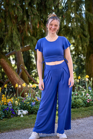 Indigoblaues Damenoberteil mit Rüschen und Schmetterlingsärmeln