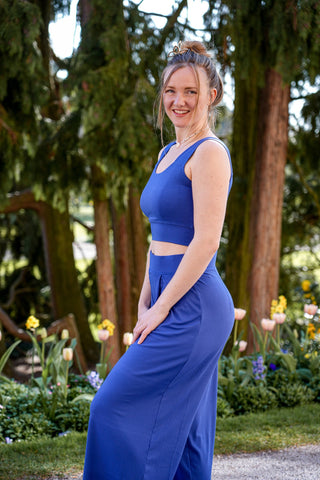 Feminines Sommertop in Tiefblau mit elastischem Bündchen