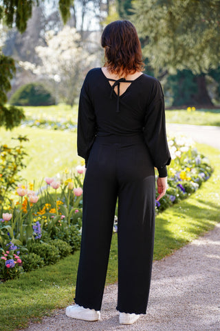 Nachhaltiges Oberteil mit Rückenausschnitt und Bindeband in elegantem schwarz 