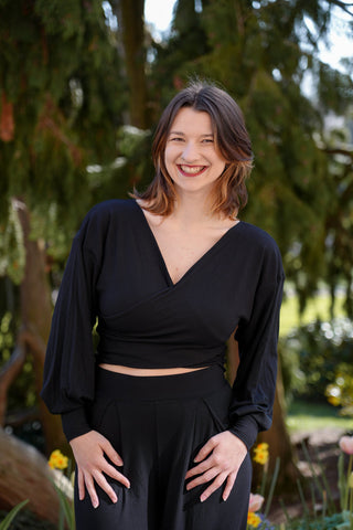 Schwarzes Oberteil mit überkreuztem Design für stilvolle Looks