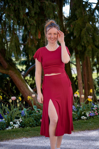 Kirschrotes Sommeroberteil mit raffinierten und verspielten Details