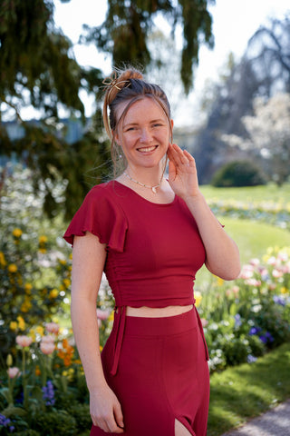 Leichtes Sommer-Crop-Shirt in Rot mit verspieltem Rüschenabschluss