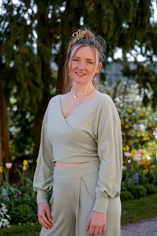 Stilvoller Langarm-Crop-Pulli mit raffinierter Rückseite