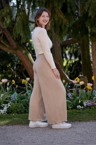Weit geschnittene High Waist Hose mit Rüschensaum in Beige