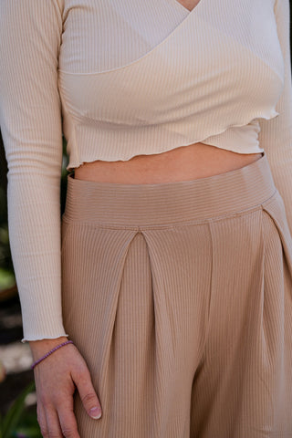 Weite High-Waist Hose mit angenehmem Gummibund und figurschmeichelnden Falten 