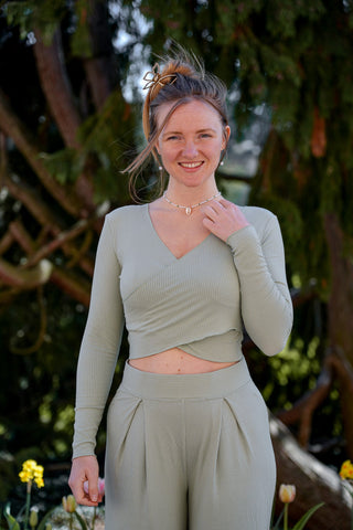 Damen Oberteil mit V-Ausschnitt und Rüschen in Mintgrün