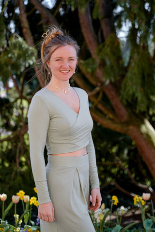 Femininer Cropped Pullover in Salbeigrün mit Rüschen-Details