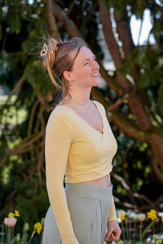 Nachhaltiges Oberteil in sommerlichem Zitronengelb, um dein inneres Strahlen nach außen zu tragen