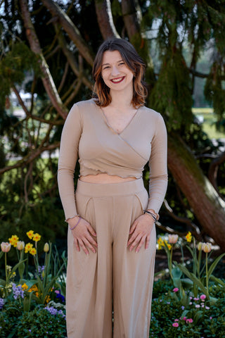 Beigefarbener Damenpulli mit Rüschen und V-Ausschnitt