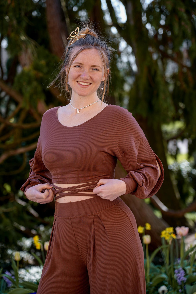 Farrah Flower Pulli Pecan – Tencel™ Cropped-Sweater mit Schnür-Detail — Vivien Joy
