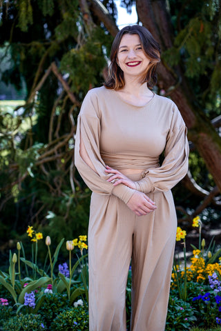 Crop-Pulli mit raffinierten Schnürungen und sommerlichem Design