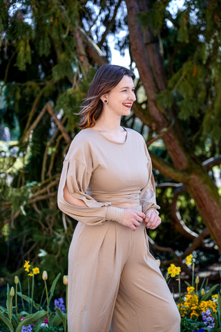 Beiger Tencel-Pulli mit Schlitzen an den Ärmeln