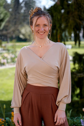 Beiges Damenoberteil mit Rückendetail und V-Ausschnitt