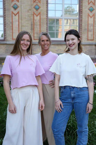 Blossom Out T-Shirt light lavender – Feminine Leichtigkeit | Nachhaltig gefertigt | Künstlerische Kooperation