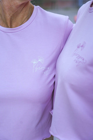 Blossom Out T-Shirt light lavender – Feminine Leichtigkeit | Nachhaltig gefertigt | Künstlerische Kooperation