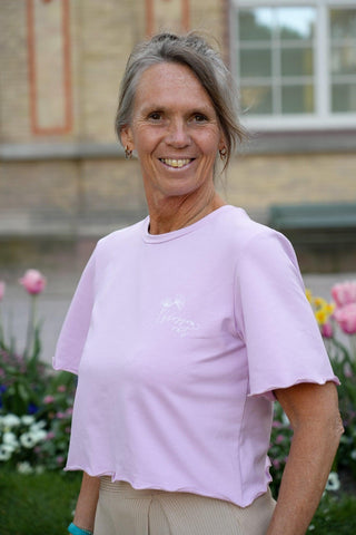 Blossom Out T-Shirt light lavender – Feminine Leichtigkeit | Nachhaltig gefertigt | Künstlerische Kooperation