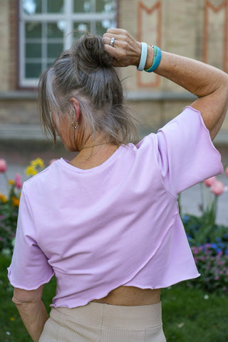 Blossom Out T-Shirt light lavender – Feminine Leichtigkeit | Nachhaltig gefertigt | Künstlerische Kooperation