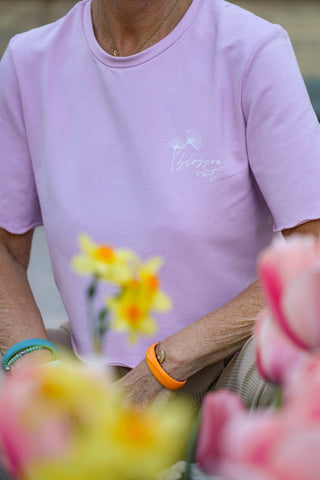 Blossom Out T-Shirt light lavender – Feminine Leichtigkeit | Nachhaltig gefertigt | Künstlerische Kooperation