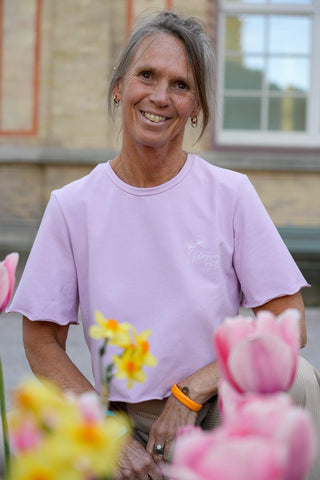 Blossom Out T-Shirt light lavender – Feminine Leichtigkeit | Nachhaltig gefertigt | Künstlerische Kooperation