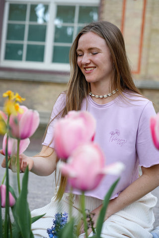 Blossom Out T-Shirt – Flieder | Feminin & Kunstvoll | Bio & Fair
