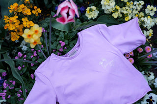 Blossom Out T-Shirt light lavender – Feminine Leichtigkeit | Nachhaltig gefertigt | Künstlerische Kooperation