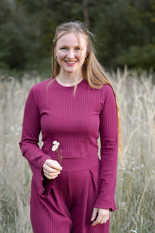 Herbstlicher Pullover in Crop Länge aus Bordeaux Farbiger Bio-Baumwolle mit Rippen