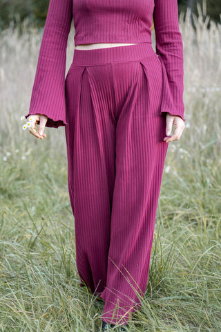 Trendige und bequeme Wide Leg Pants mit hohem Bund und Strickstoff also Strickhose aus Baumwolle in Burgunder