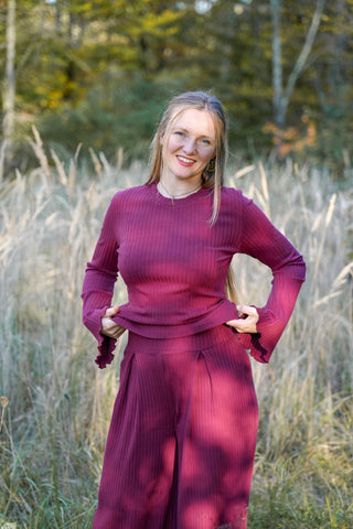 Sehr bequemer und langer Pullover mit Rundhalsausschnitt in Burgunder und breiten Rippen aus wunderschönem Design