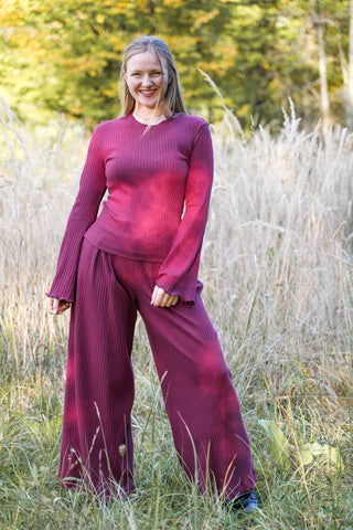 Weite High Waist Hose mit weichem Gummibund und breiten Rippen aus Burgunderfarbigem Bio-Stoff