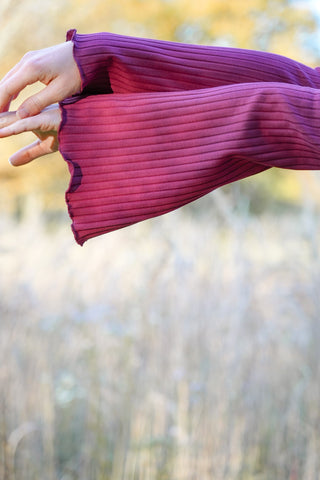 Fair hergestellter Damenpullover mit Trompetenärmeln und Rüschensaum