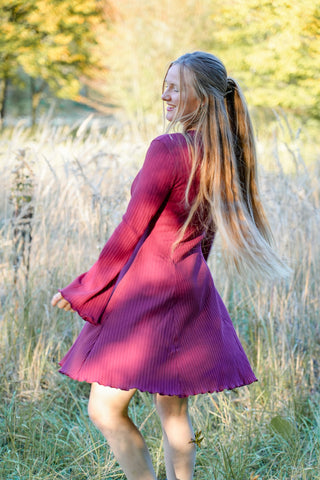 Wunderschönes Tailliertes und weit fallendes Strickkleid mit Rüschen für Damen aus fairer Produktion in rot