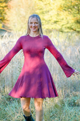 Wunderschönes Strickkleid für Damen aus breit geripptem Bio-Stoff in Burgunder