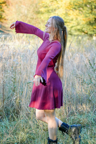 Trendiges und modernes Winterkleid für Damen aus nachhaltigem und weicher Bio-Baumwolle in Burgunder Farbe