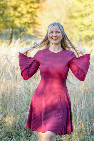 A-Linien Winterkleid mit Rüschen aus breit geripptem Stoff in Burgunder aus Bio-Baumwolle