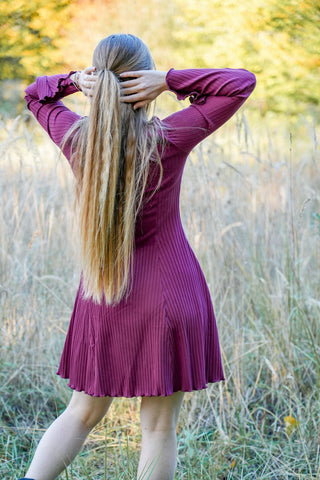 fair hergestelltes Kleid für Damen im Herbst in Burgunder mit Rüschen und Trompetenärmeln 