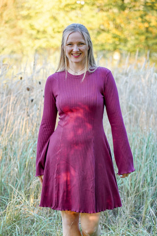 Burgunderrotes Kleid aus Bio-Baumwolle mit femininer Passform