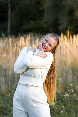 Fair produzierter Cropped Sweater in hellen Tönen