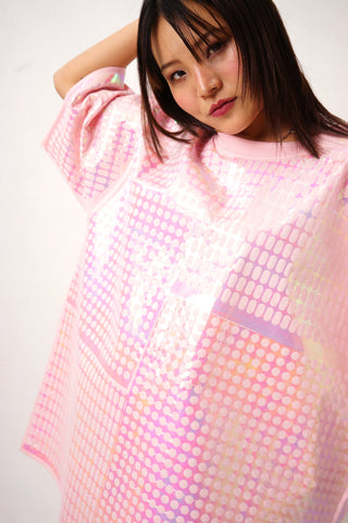 Unisex Oversize-Bigshirt mit Foilover-Allover-Print in Negativ Pills & Circles, frontal fotografiert, wirkt wie ein grafisches, leicht reflektierendes Kunstobjekt.
