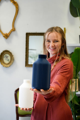 Nachhaltige Deko für dein Zuhause in dunkelblau und weiß für unter 30 Euro