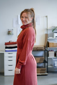 AILA Comfy Dress – ECOVERO™ Viscose Oversized Rippstrick Cider — Ansicht 2