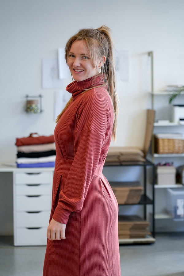 AILA Comfy Dress – ECOVERO™ Viscose Oversized Rippstrick Cider